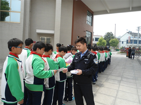 小學(xué)生接受禁毒卡.jpg
