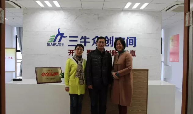 王秋芬和陳校長(zhǎng)合影.jpg