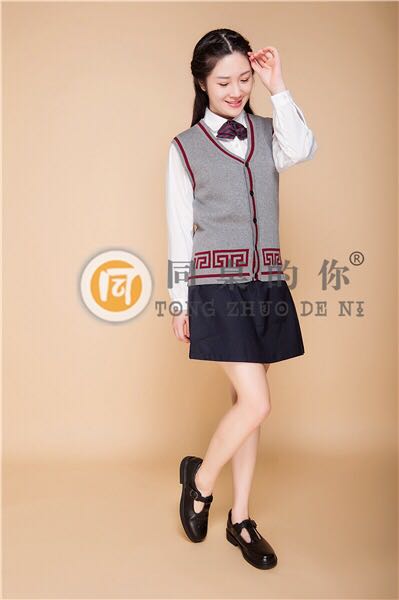 中學(xué)生定做校服廠家哪家專(zhuān)業(yè)？