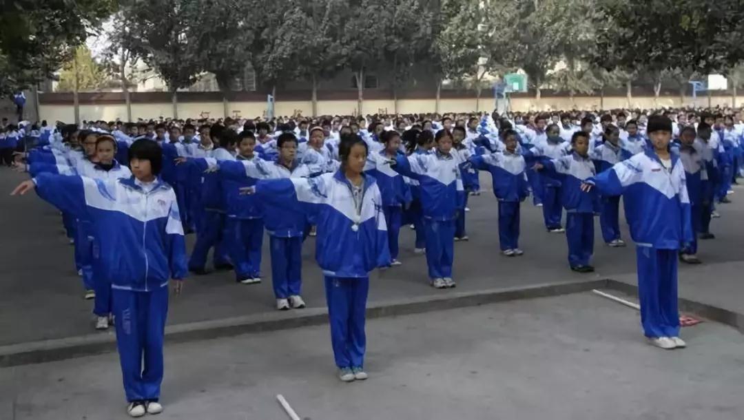 聚焦兩會(huì) | 民革中央建議“改進(jìn)校服美感與舒適度”，網(wǎng)友：太驚喜！