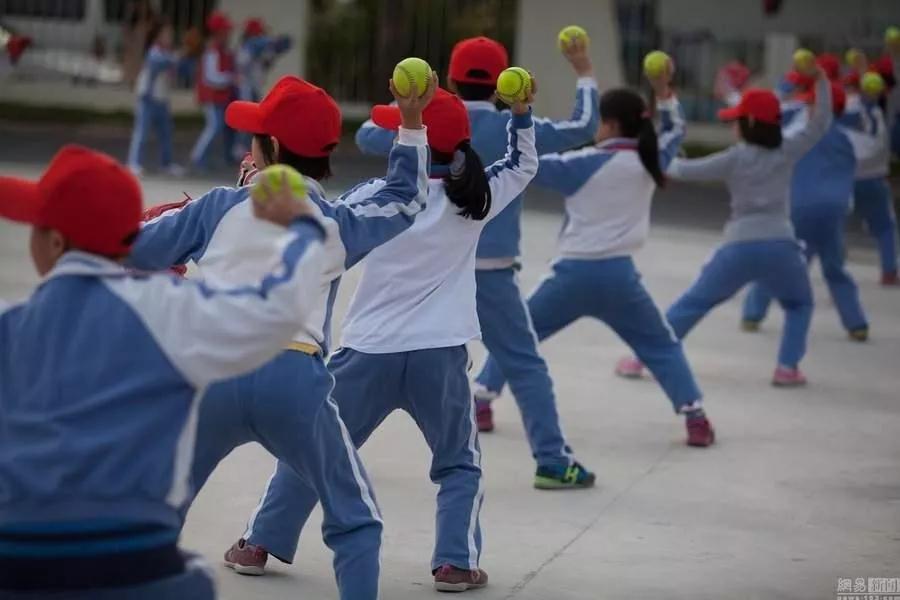 聚焦兩會(huì) | 民革中央建議“改進(jìn)校服美感與舒適度”，網(wǎng)友：太驚喜！