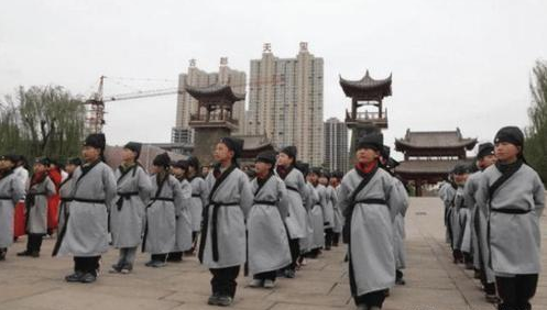 漢服成為小學(xué)生校服？家長(zhǎng)紛紛提議反對(duì)，原因就兩個(gè)字！