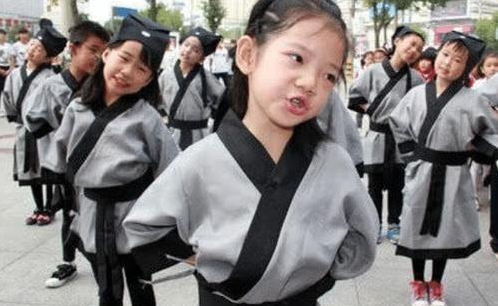 漢服成為小學(xué)生校服？家長(zhǎng)紛紛提議反對(duì)，原因就兩個(gè)字！