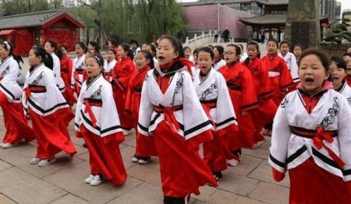 漢服成為小學(xué)生校服？家長(zhǎng)紛紛提議反對(duì)，原因就兩個(gè)字！