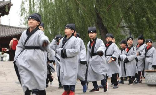 漢服成為小學(xué)生校服？家長(zhǎng)紛紛提議反對(duì)，原因就兩個(gè)字！