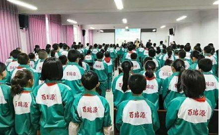 校服捐款成變相廣告？官方:已回收整改