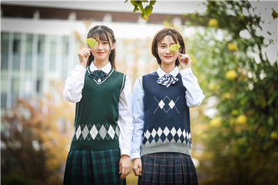 目前中小學(xué)生對(duì)于訂做校服不滿的原因有哪些