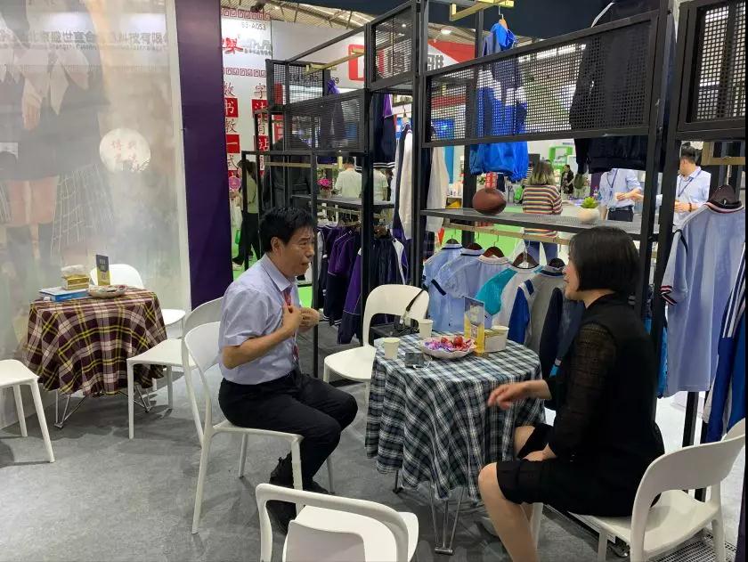 西北教育展Day1 | 王富會(huì)長(zhǎng)親臨同桌的你校服指導(dǎo)