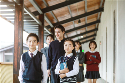 校服廠家在幼兒園園服設(shè)計(jì)時需要注意的地方