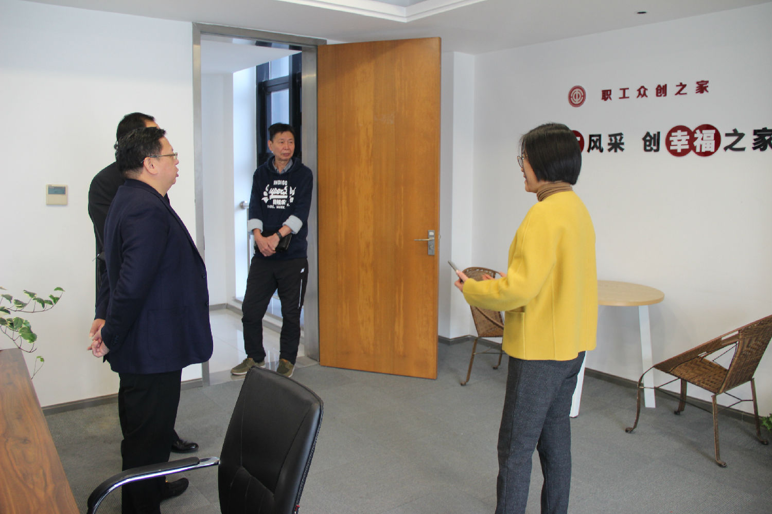 熱烈歡迎南寧教育局領(lǐng)導(dǎo)、百裕集團(tuán)許曲煌董事長(zhǎng)一行蒞臨江蘇圣瀾參觀指導(dǎo)
