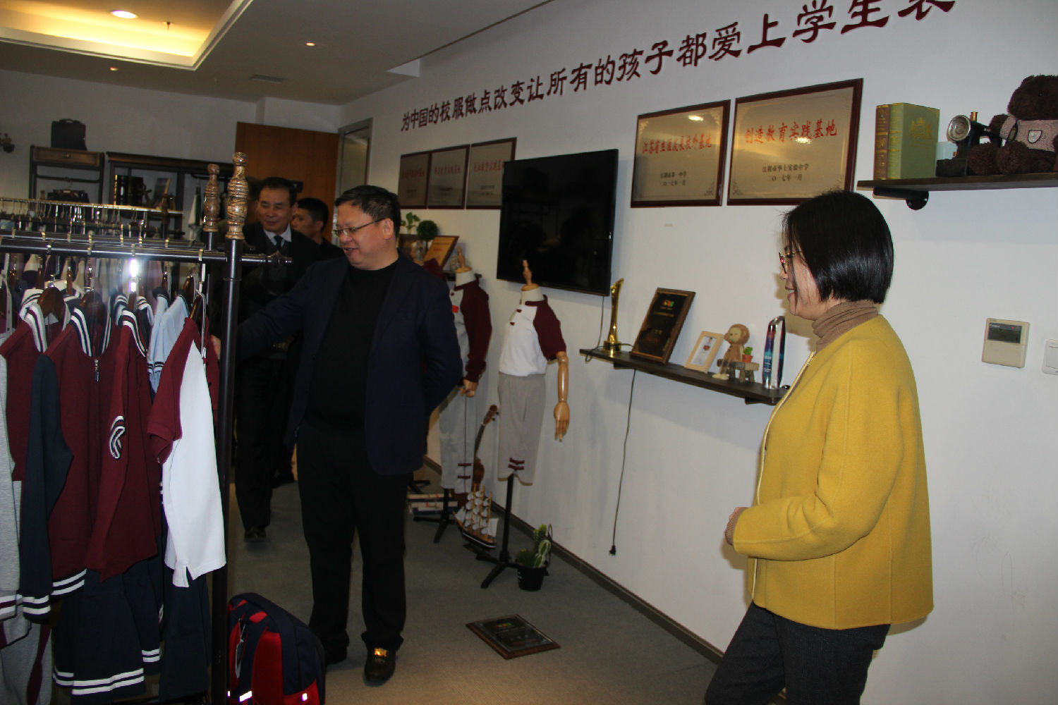 熱烈歡迎南寧教育局領(lǐng)導(dǎo)、百裕集團(tuán)許曲煌董事長(zhǎng)一行蒞臨江蘇圣瀾參觀指導(dǎo)