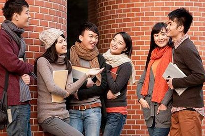 如今的大學(xué)生校服多嗎？在校期間是否也要必須穿著？