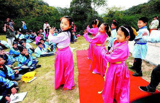 有人提議把學生校服改成漢服，家長表示反對