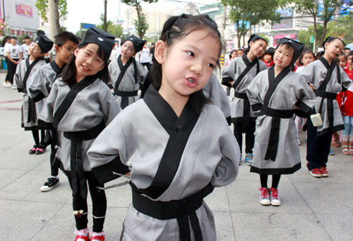 漢服那么好看，用漢服代替新校服行得通嗎？
