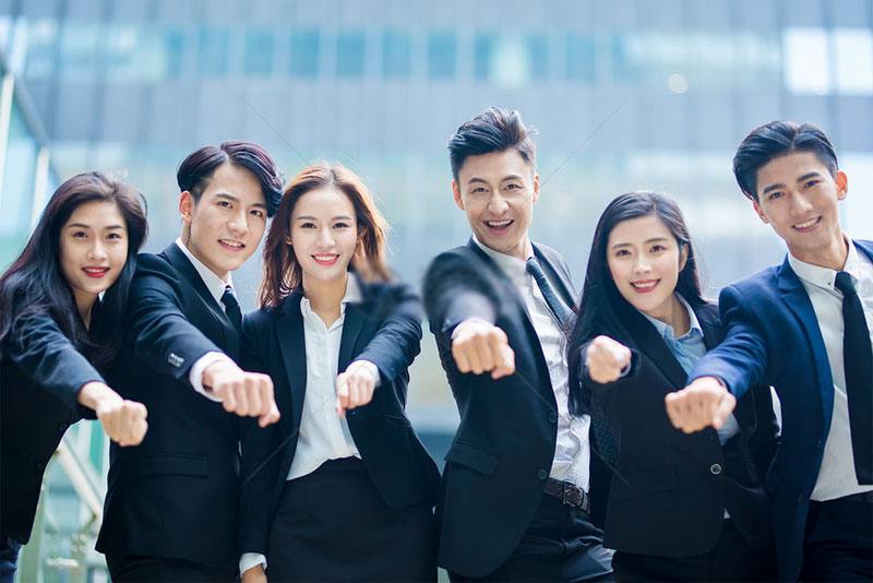 除了學(xué)生要穿學(xué)生校服，老師服裝要不要統(tǒng)一?有什么好處？