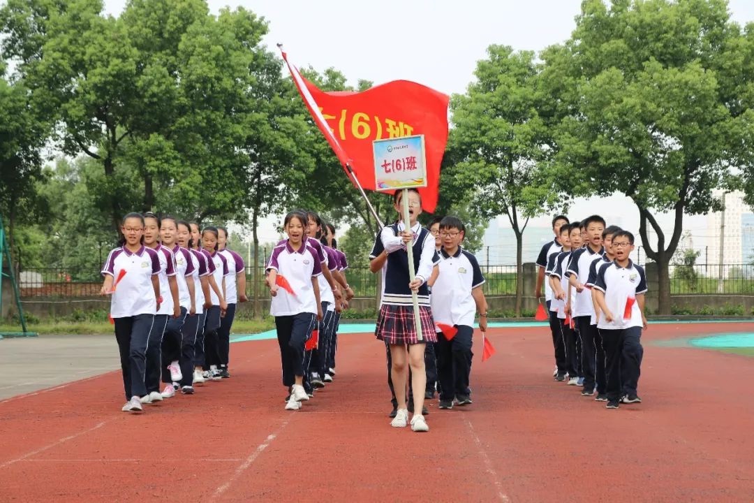 關(guān)于廠家學(xué)校校服定做的小知識(shí)