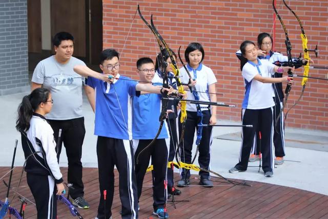 學(xué)生選擇高中校服要考慮哪些方面？