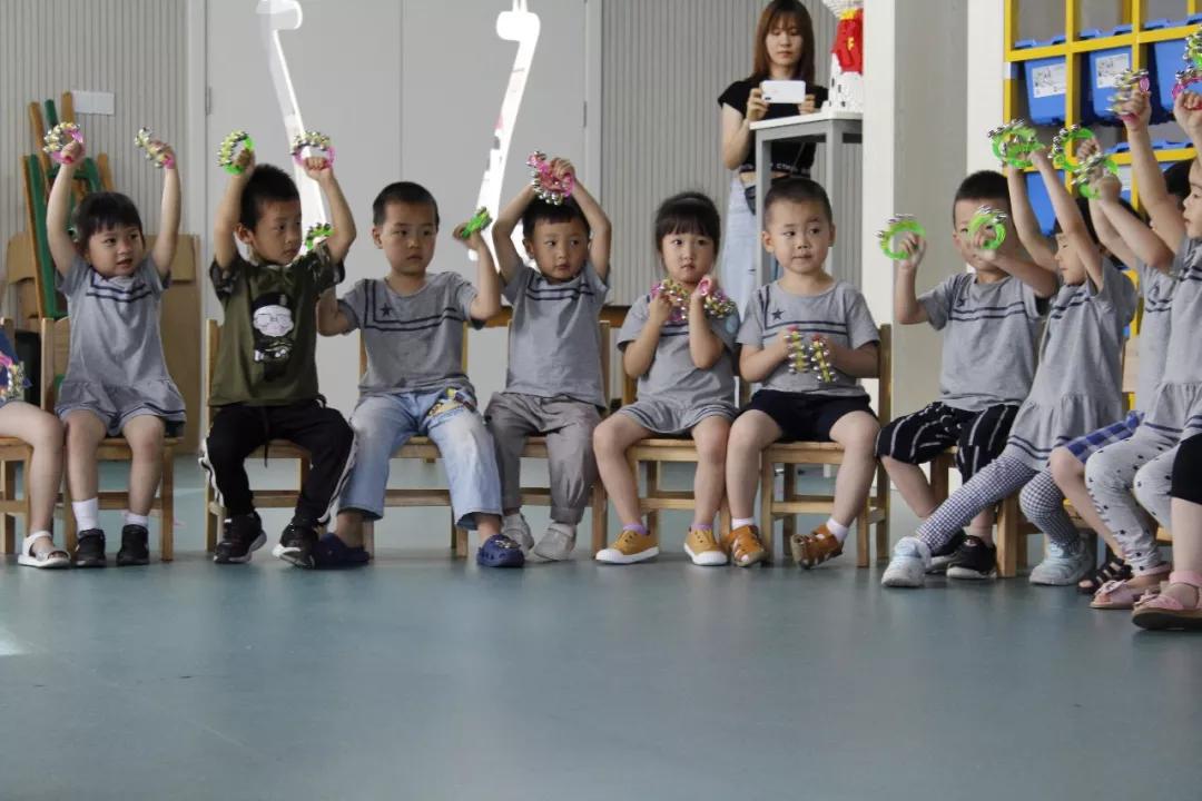 定做幼兒園校服廠建議的幼兒園園服的4個(gè)搭配方法