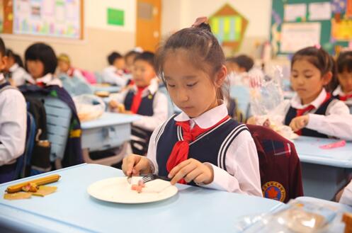 西裝款校服多數(shù)的紐扣裝飾有哪幾種？