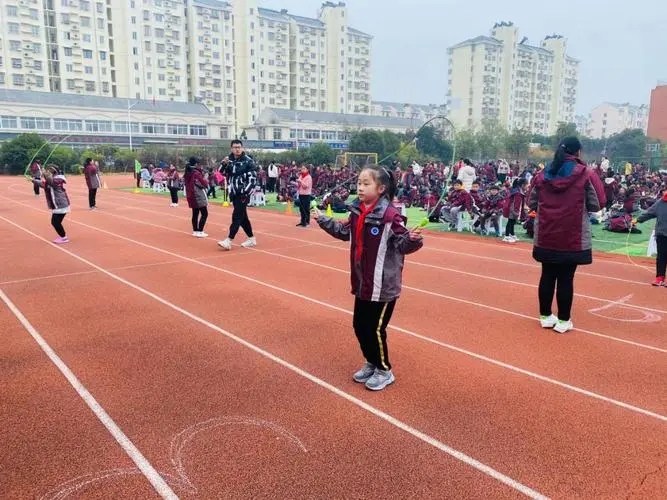 如何挑選小學(xué)冬季校服運動裝？