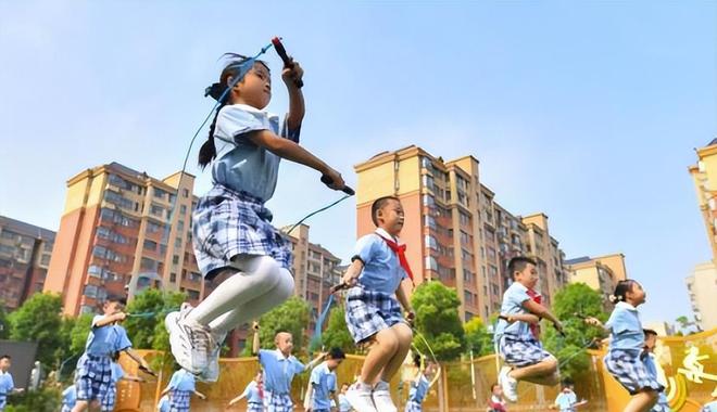 學(xué)校校服定做，學(xué)生家長應(yīng)有更多的話語權(quán)