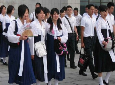 朝鮮新式校服“美如畫”，中國校服看“同桌的你”！