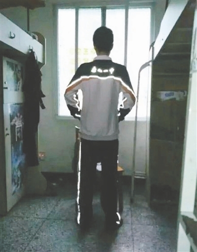 校服帶反光標志 為了防早戀？