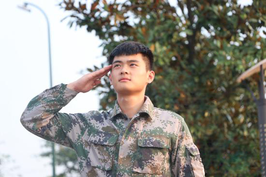 【同桌的你|分享】95后軍訓(xùn)教官喊話：操場(chǎng)等你！