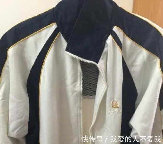 31歲成都男堅(jiān)持三年穿高中校服 每天與母親視頻聊天 原因讓人淚目！