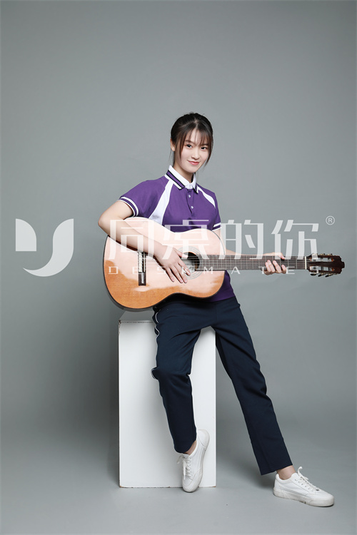 不同色系和款式的校服配什么鞋子好看呢？