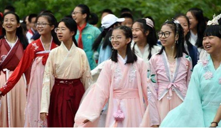 國潮野蠻生長，來一套漢服校服？班主任：沒腦子