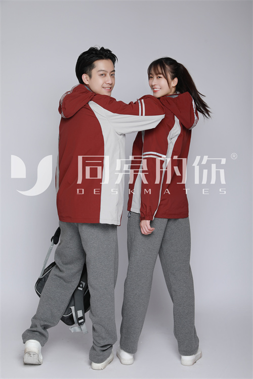 為什么越來越多的學(xué)校選擇校服沖鋒衣，而不是棉服校服？