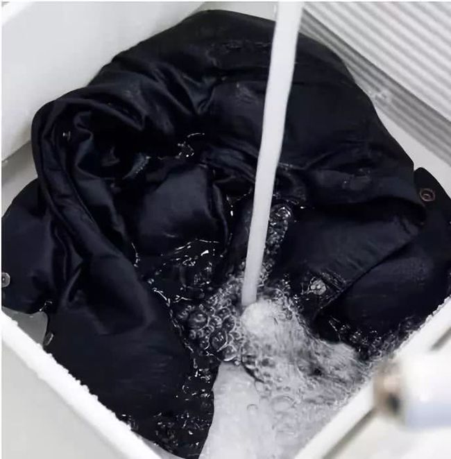 羽絨冬季校服的正確洗滌方法是什么？