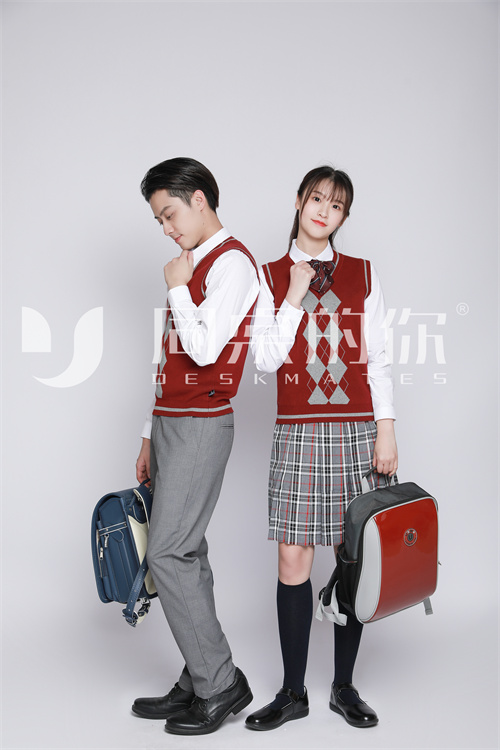 中學(xué)生為什么要穿校服？