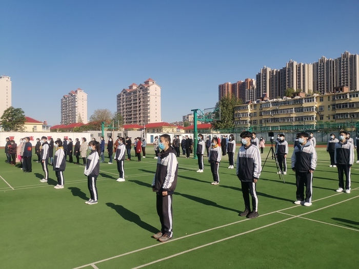 你知道給學(xué)生訂校服什么顏色合適嗎？
