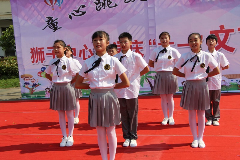 日本學(xué)生愛穿校服，而中國學(xué)生對于制作校服廠家定制的校服想法是什么呢？