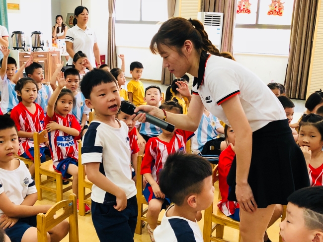 送穿著運(yùn)動(dòng)服定制的孩子進(jìn)幼兒園上學(xué)有什么好處呢？