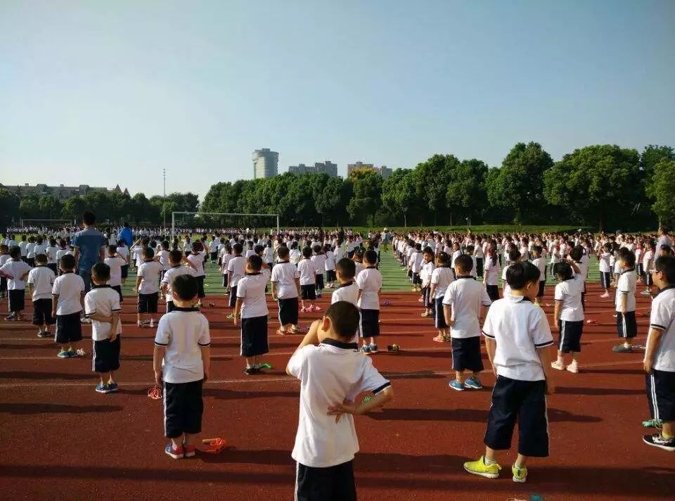 在夏季為學(xué)校挑選運(yùn)動(dòng)服定制時(shí)，大家應(yīng)當(dāng)注意什么?