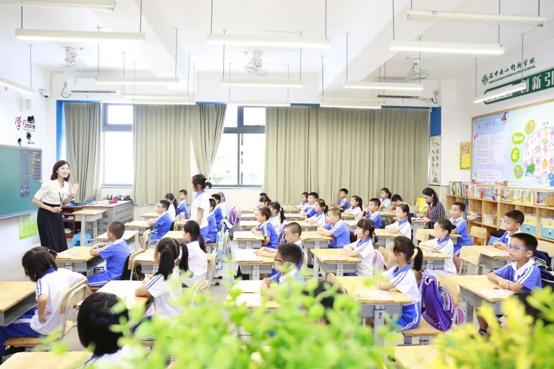 在寒冷的冬天，小學(xué)校服怎樣穿才保暖呢?
