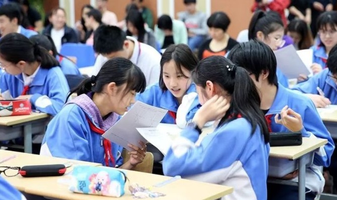 初中校服定做輔料發(fā)展現(xiàn)狀-實(shí)用性轉(zhuǎn)向時尚性