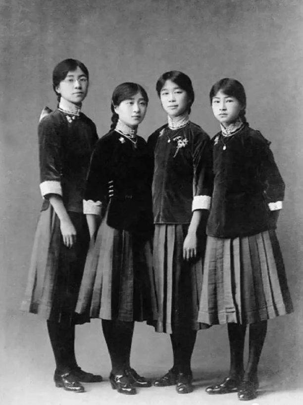 時光倒流，復(fù)古風(fēng)潮再現(xiàn)——探尋民國校服的經(jīng)典魅力