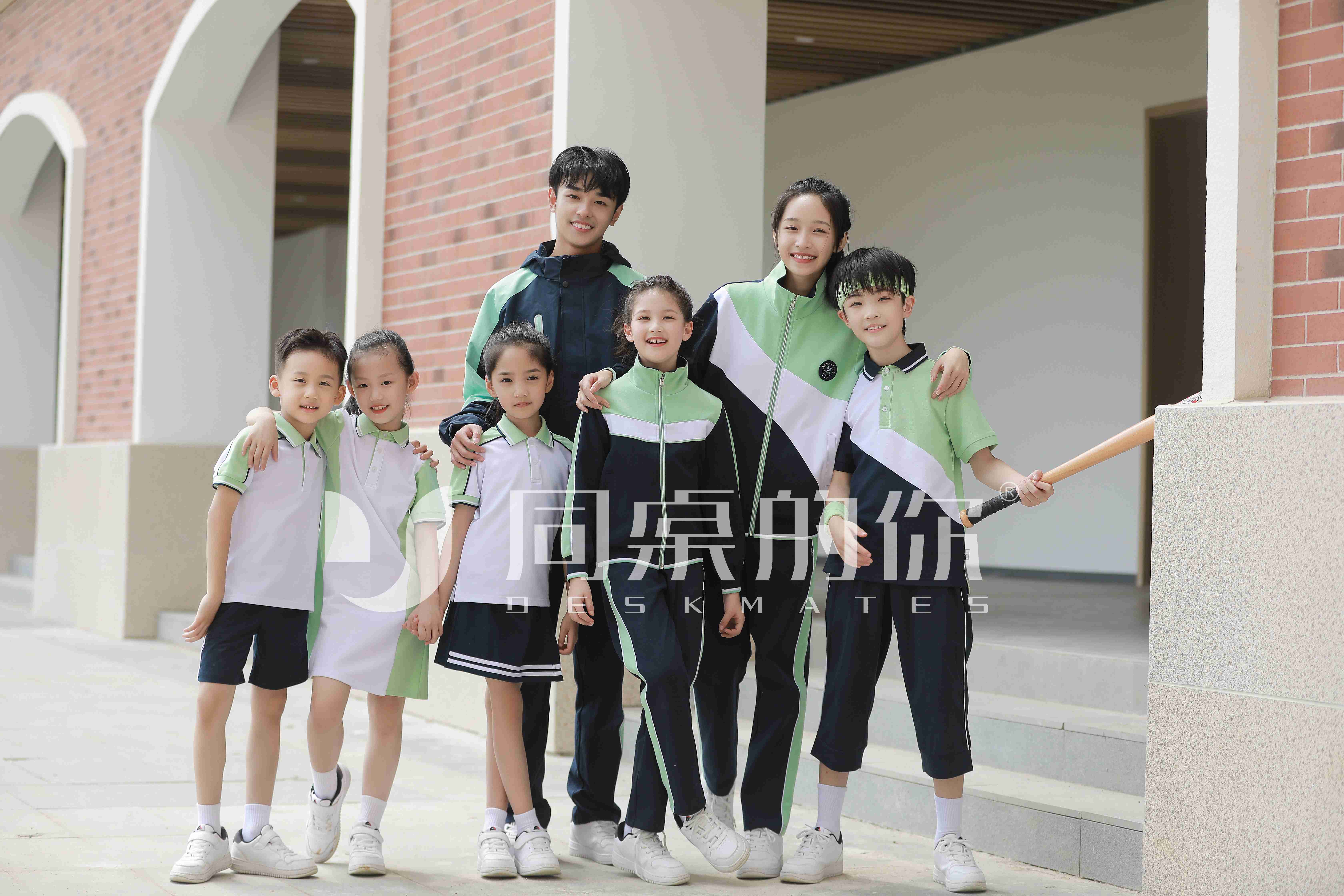 不學(xué)禮，無以立。校服禮儀知多少？