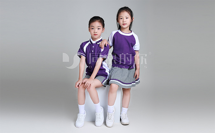 校服生產(chǎn)批發(fā)定做廠家如何結(jié)合學(xué)校文化設(shè)計(jì)校服?
