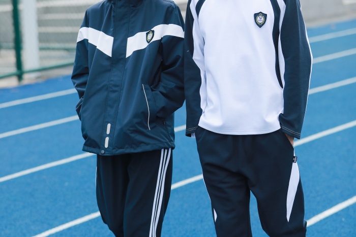 中小學(xué)生校服定制廠家：學(xué)生運動套裝校服需兼顧舒適和實用