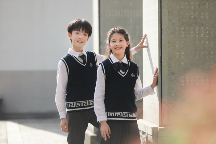 圣瀾服飾告訴你，學(xué)校如何選擇校服定制廠家